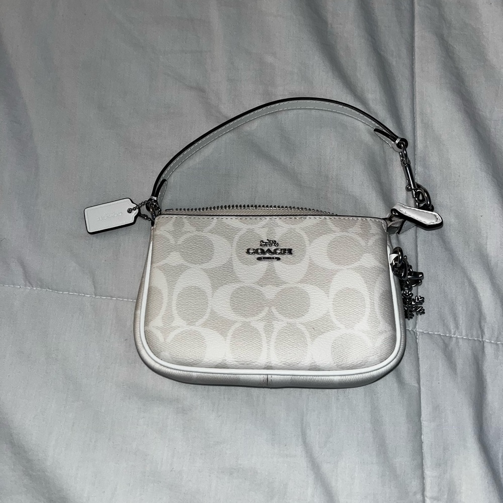 Coach Boxed Nolita 15 W/ Charms |
SV/Chalk/Glacier White